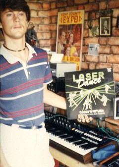 (3)Michiel with his  first record_b.jpg